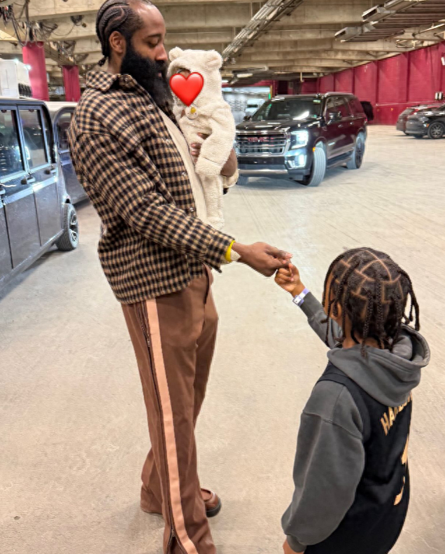 半岛体育-哈登和女友近照，二婚女友为他生娃，身材火辣，36岁再冲大合同|詹姆斯·哈登|骑士|洛杉矶快船队|女儿|快船队_新浪体育_新浪新闻